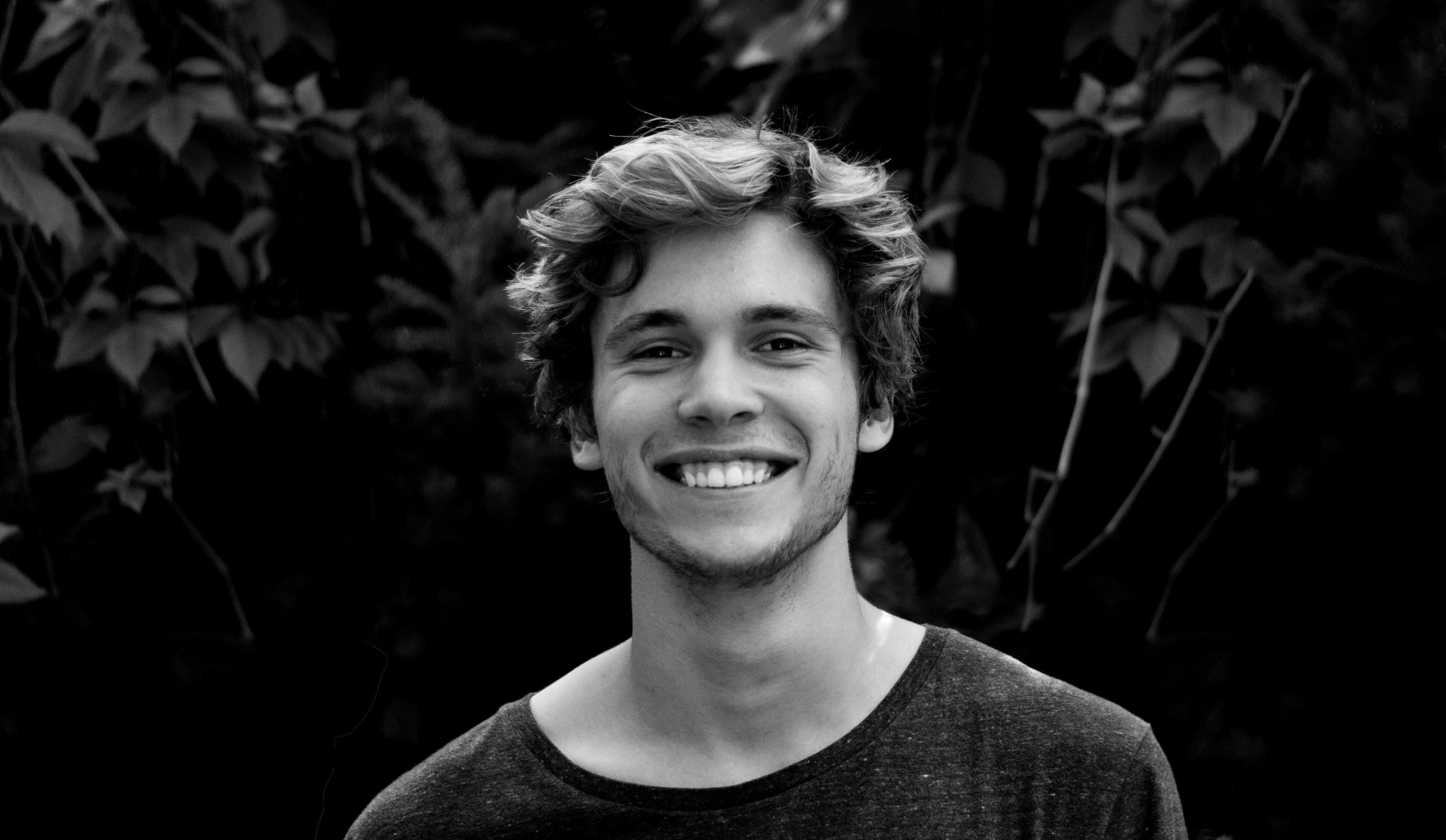 Smiling young man in a black and white portrait — Nutrition and Lifestyle DNA test for personalised nutritional programme optimisation